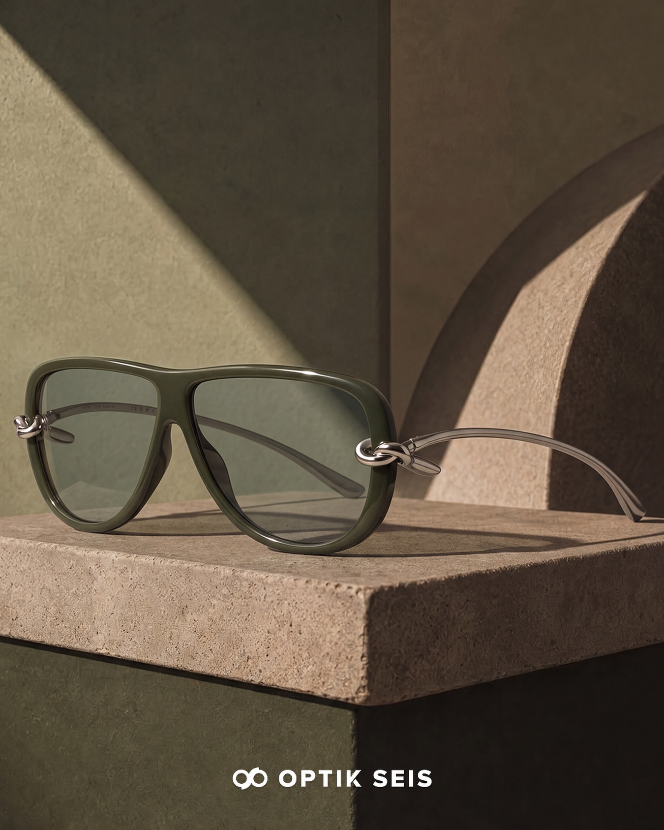A fresh perspective on the aviator. The Bottega Veneta Knot Aviator combines a deep green frame wit…