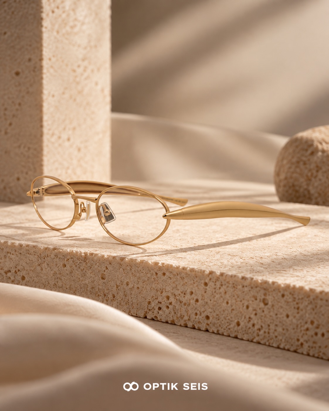 Sculptural simplicity, unmistakably Bottega Veneta. The Sardine Oval glasses pair a delicate silhou…