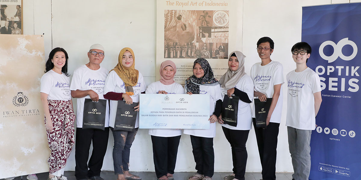 Pemeriksaan mata kepada para pembatik dalam rangka World Sight Day dan Hari Batik Nasional 2023